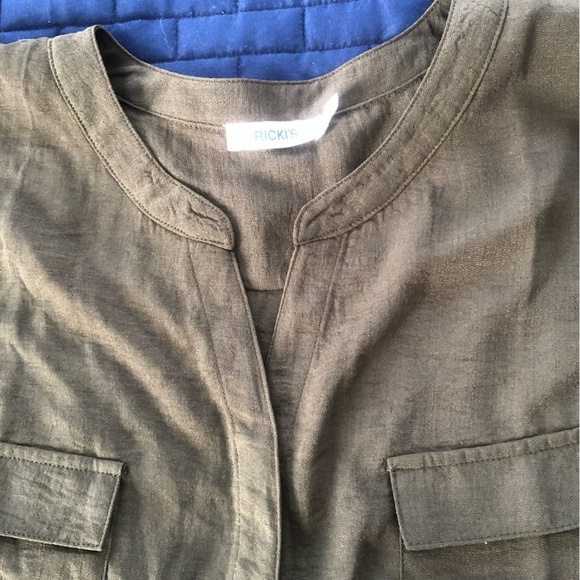 Ricki's Green Sleeveless Boxy Blouse with Mandarin Collar- button up front - Picture 6 of 9
